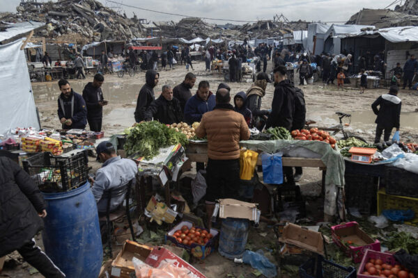 Gazans Returning Home to Jabaliya Embrace Reopened Market