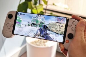 Hands-on image of Samsung Galaxy S25 Ultra playing Call of Duty Mobile in the Backbone One phone controller