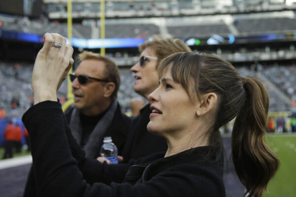 Jennifer Garner takes a photo