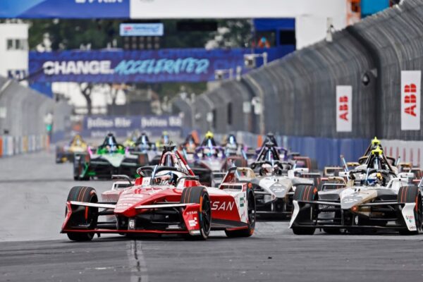 SAO PAULO, BRAZIL - DECEMBER 07: Oliver Rowland of Great Britain driving the Nissan Formula E Team Nissan e-4ORCE 05 leads  at Autodromo Jose Carlos Pace on December 07, 2024 in Sao Paulo, Brazil. (Photo by Andrew Ferraro/LAT Images)
