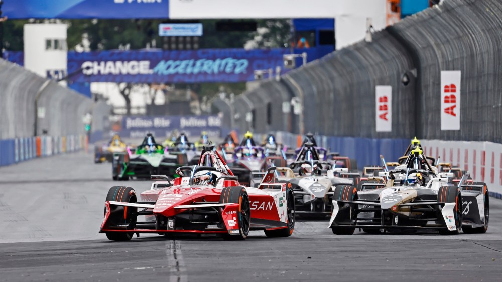 SAO PAULO, BRAZIL - DECEMBER 07: Oliver Rowland of Great Britain driving the Nissan Formula E Team Nissan e-4ORCE 05 leads  at Autodromo Jose Carlos Pace on December 07, 2024 in Sao Paulo, Brazil. (Photo by Andrew Ferraro/LAT Images)