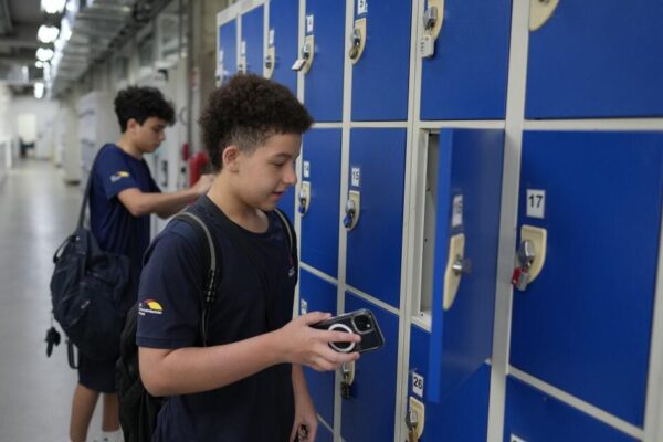 New law in Brazil makes students put away their cellphones at school