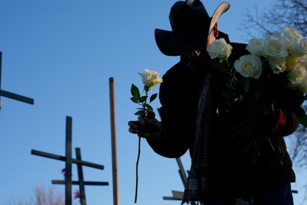 Families visit crash site days after the deadliest US air disaster in a generation