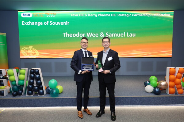 Theodor Wee, The General Manager of Teva Greater China, and Samuel Lau, Managing Director  - Integrated Logistics Asia of KLN exchanged the souvenir to celebrate the partnership