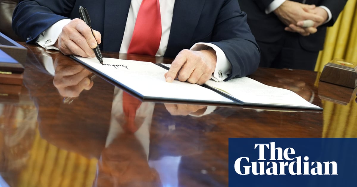 Trump’s ‘bald power grab’ could set US on path to dictatorship, critics fear | Donald Trump