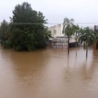 Wild weather blacks out 300,000 properties in Australia