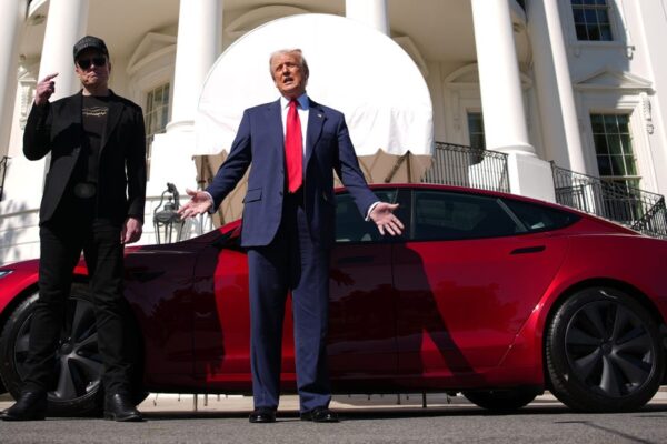 Elon Musk Is Finding Out Why Warren Buffett Steers Clear of Politics