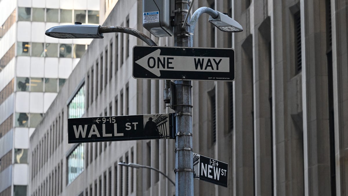 US stocks up. Focus on government shut down news, not sentiment data