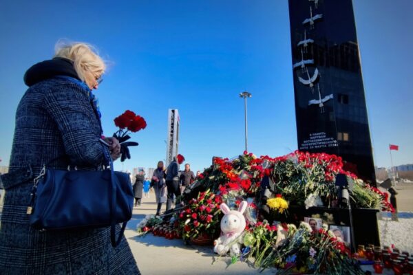 Hundreds pay tribute to Russia’s deadly Crocus attack Yahoo news home