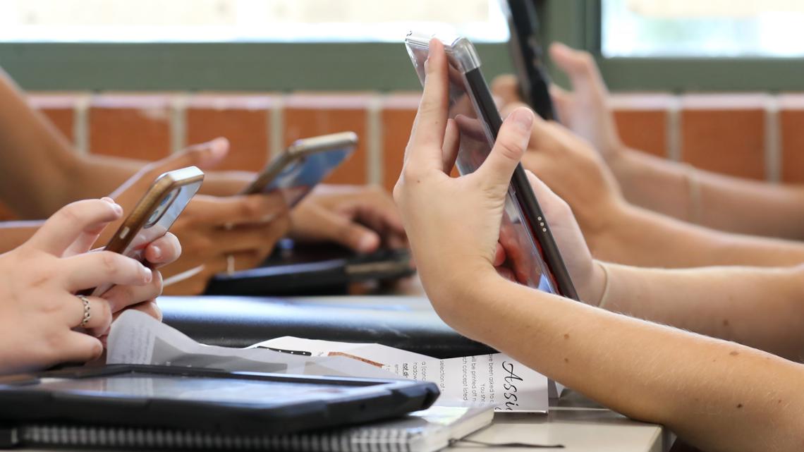 Tennessee House passes bill requiring schools adopt policies prohibiting cell phones and computers in class