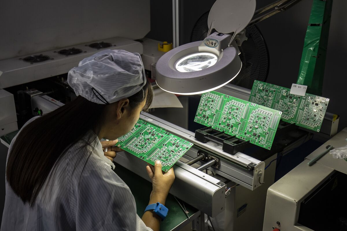 China Private Factory Gauge Improves in Surprise Resilience to Trump Tariffs