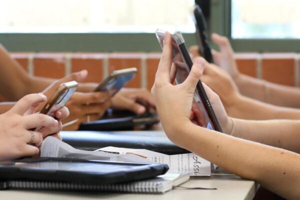 Oregon House to consider bill allowing full-day cell phone ban in schools