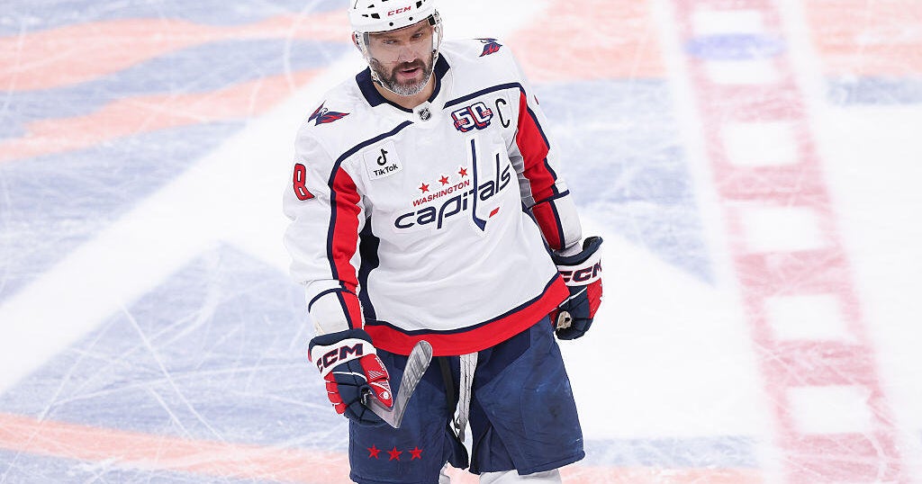 Alex Ovechkin breaks Wayne Gretzky's NHL goals record with 895th of his career
