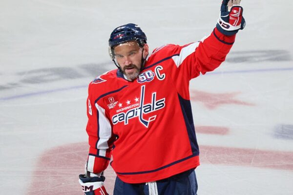 Alex Ovechkin ties Wayne Gretzky's NHL career goals record with No. 894