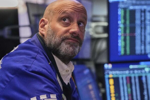 Big Tech carries Wall Street higher despite uncertainty about the trade war
