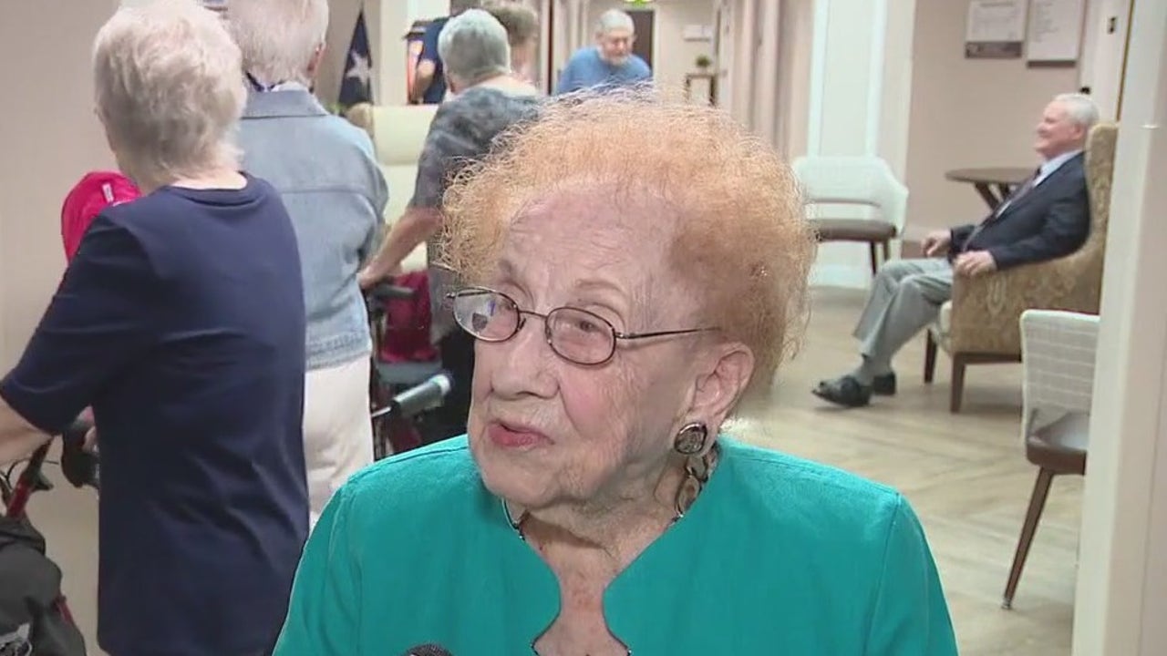 106-year-old woman hosts annual fashion show at Spring senior citizen community