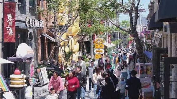 China bustles with colorful activities during May Day holiday