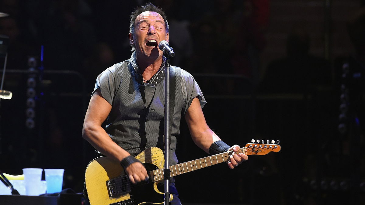 Bruce Springsteen says Trump is ‘unfit’ and ‘incompetent’ in remarks during UK show - LocalNews8.com
