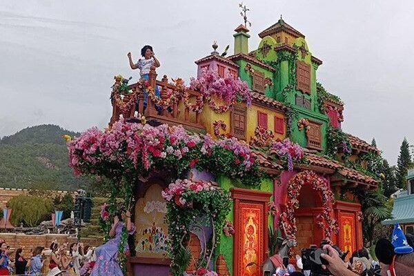 WATCH: Hong Kong Disneyland's new parade