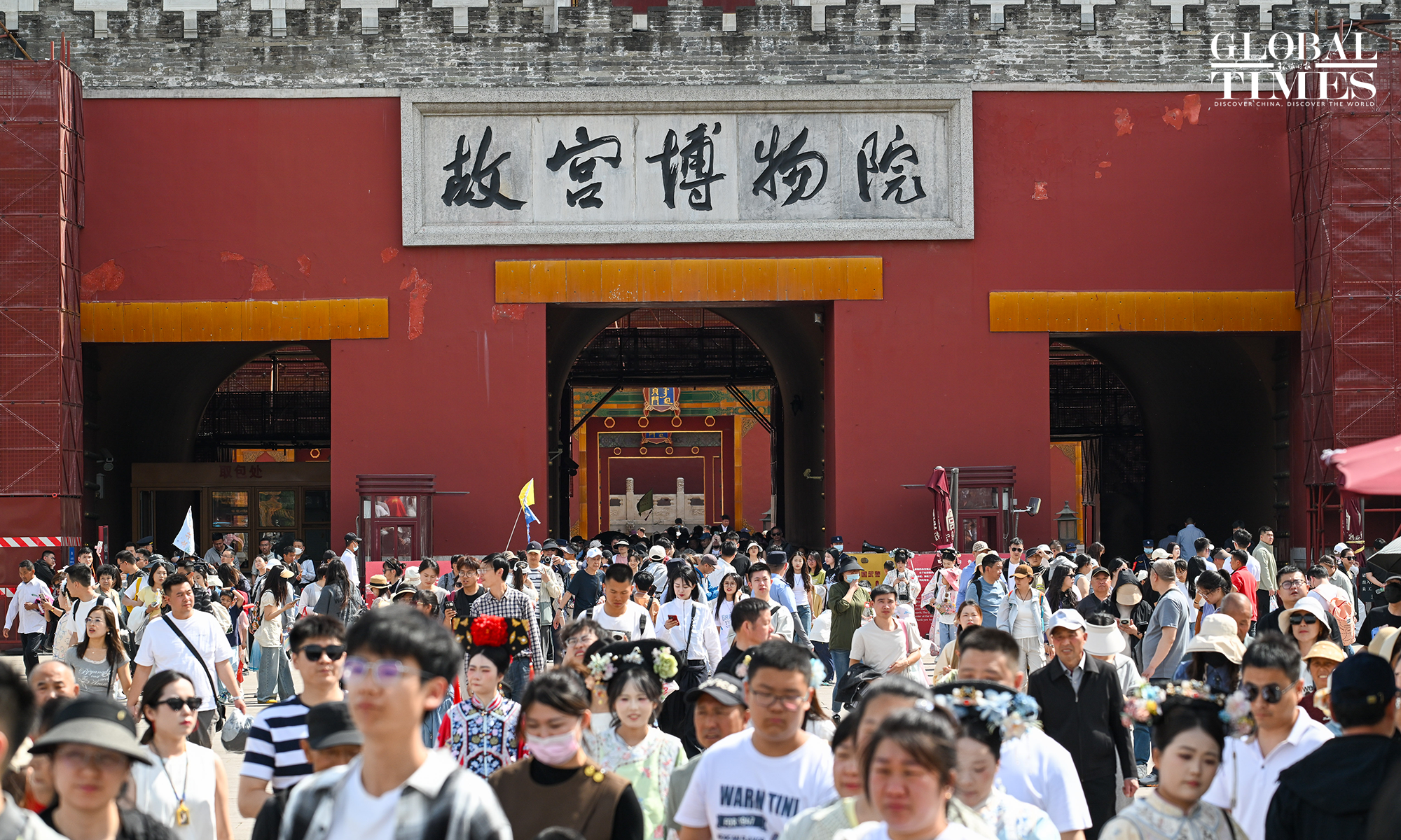 China's May Day holiday travel boom unfolds with growing data on Day 1