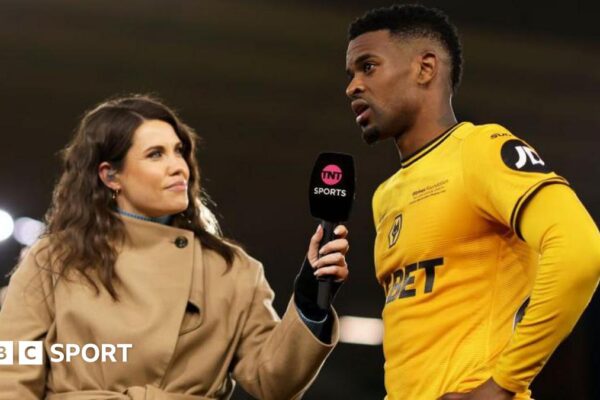 Jack Draper points to the home fans at Queen's