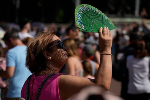 UK heatwave: Climate change has made 32C heat in England 100 times more likely, scientists say UK heatwave: Climate change has made 32C heat in England 100 times more likely, scientists say