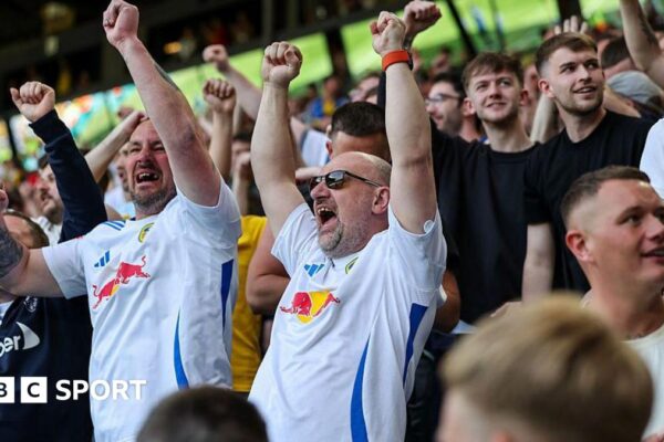 Jack Draper points to the home fans at Queen's