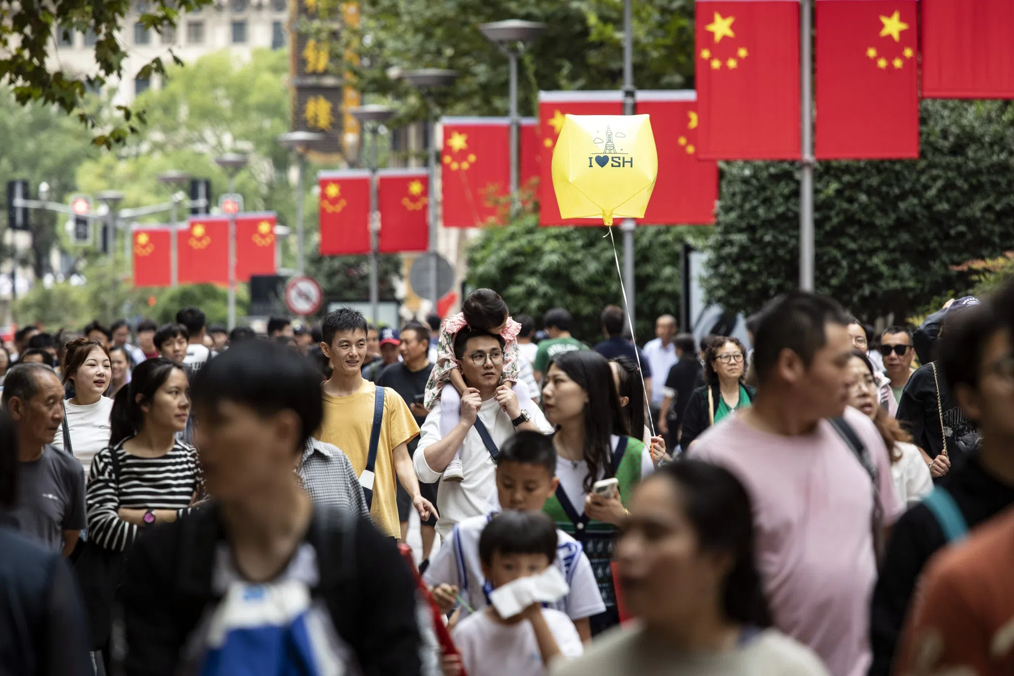 China consumers get thrifty during holidays as spending stumbles
