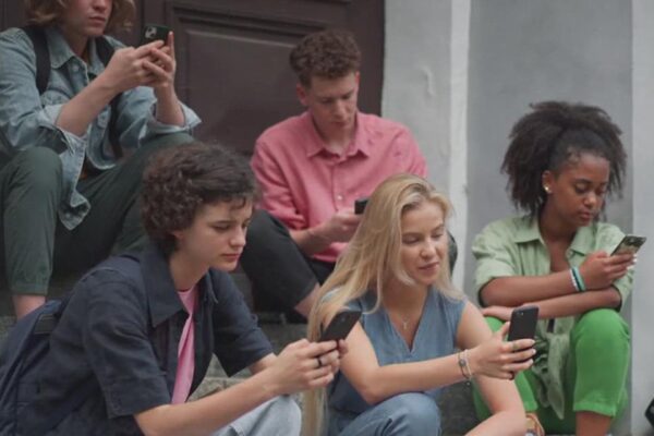 Texas school districts required to develop plans after new bill bans cell phones