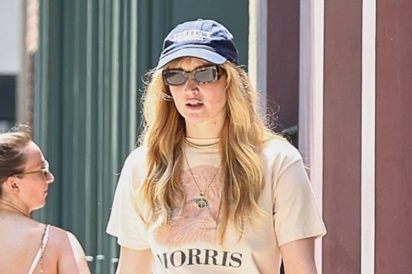 Jennifer Lawrence Pairs On-Trend Jorts With The Row Flip-Flops