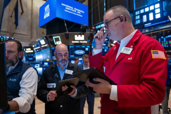 US Stock Futures Dip As S&P 500 Rally Stalls Near Highs — Analyst Urges Caution On Hot AI Stocks