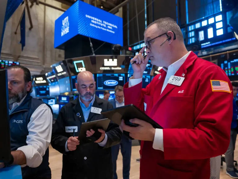 US Stock Futures Dip As S&P 500 Rally Stalls Near Highs — Analyst Urges Caution On Hot AI Stocks