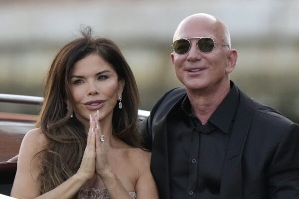 Jeff Bezos gifts Amazon swag at wedding pajama party — here’s what guests took home | Trending Jeff Bezos gifts Amazon swag at wedding pajama party — here’s what guests took home | Trending