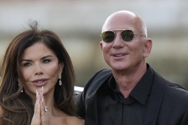 Jeff Bezos, Lauren Sanchez dine at Venice’s Harry’s Bar on first date as husband and wife; photo surfaces | World News Jeff Bezos, Lauren Sanchez dine at Venice’s Harry’s Bar on first date as husband and wife; photo surfaces | World News