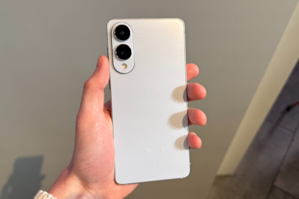 The Galaxy S25 Edge in the hand