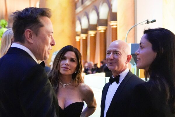 Jeff Bezos attempting to fill the Elon Musk shaped hole in the Oval Office, report says