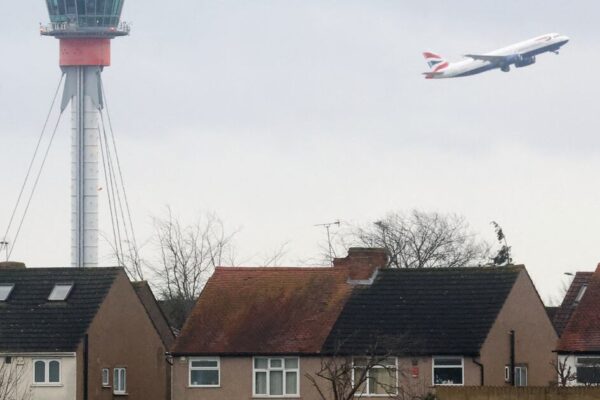 UK to redesign flight paths to slash journey times and reduce pollution UK to redesign flight paths to slash journey times and reduce pollution