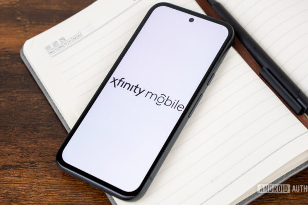 Xfinity Mobile logo on smartphone Stock Photo (4)