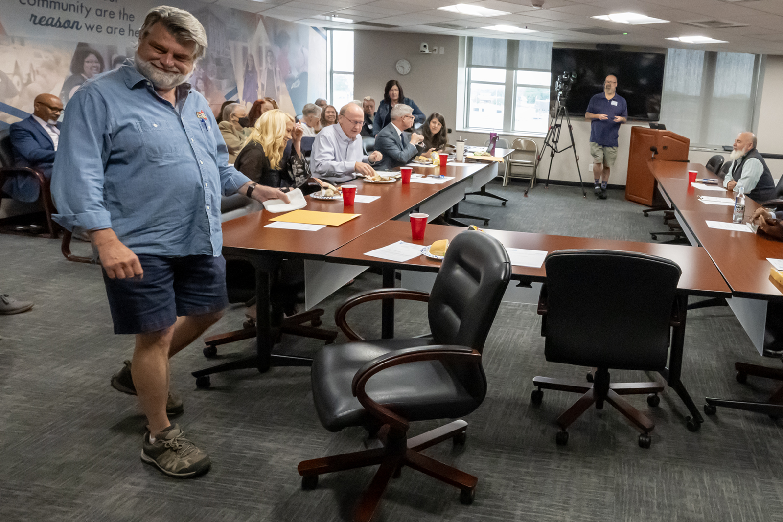 Pokin Around: Mayor and I chat about his fashion preferences: sandals, shorts, 'Mother's' shirts