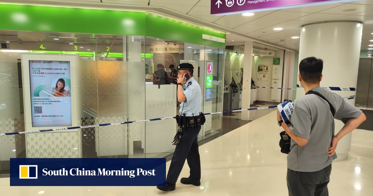 Robber on run after stealing HK$370,000 from Hong Kong bank
