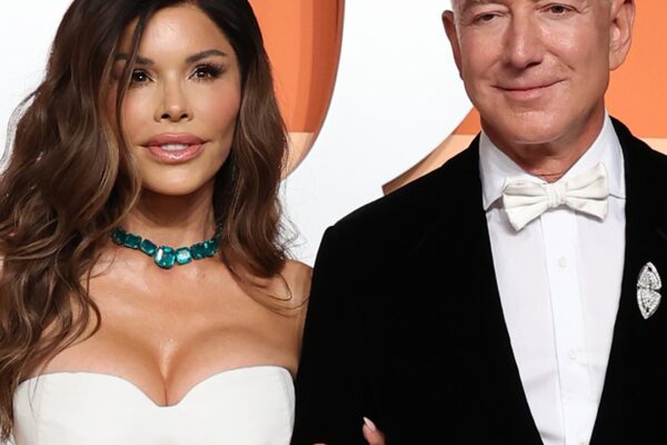 Jeff Bezos, Lauren Sánchez’s Wedding Invite Reveals Gift to Guests