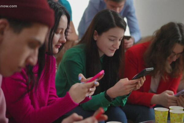 Virginia Beach schools vote to enforce student cell phone ban during lunch