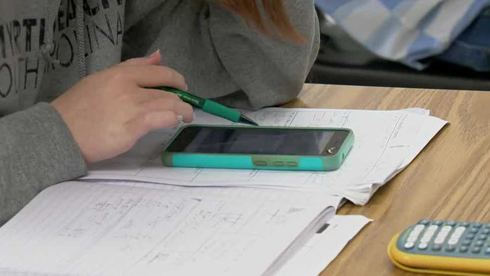 Brevard school leaders consider "bell-to-bell" cell phone ban