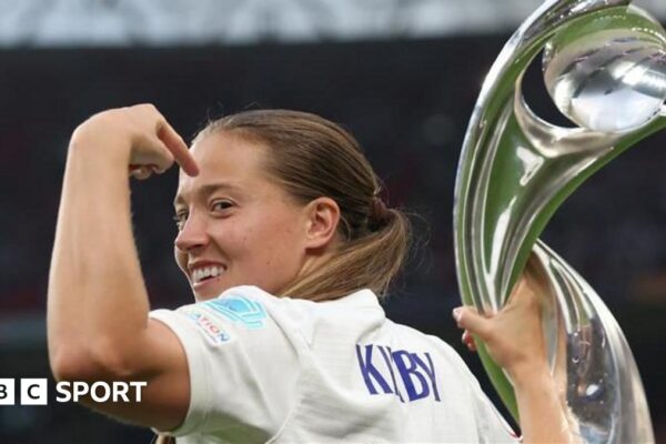 Fran Kirby with the Euro 2022 trophy