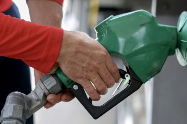 Why gas prices aren’t tumbling along with sinking oil