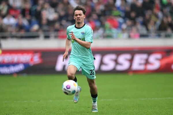 Wolfsburg win the race for Paderborn's Aaron Zehnter