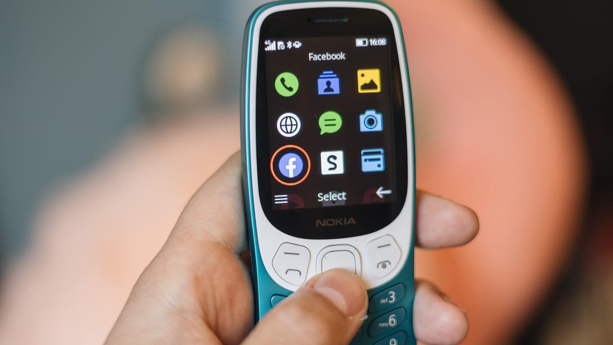 Nokia 3210 in hand