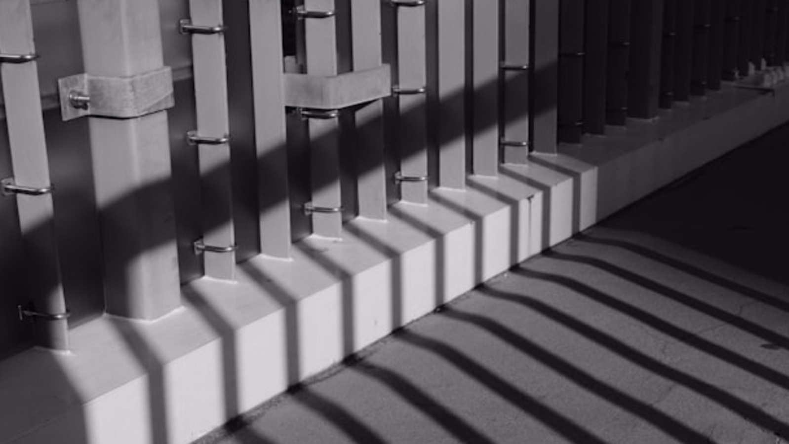 UK: Female prison guard faces jail sentence for ‘sexual communication’ with inmate | World News