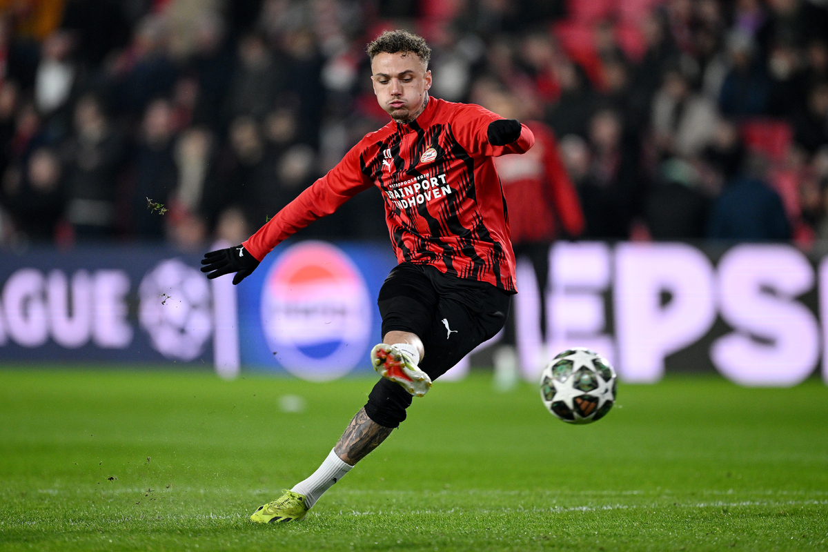 EINDHOVEN, NETHERLANDS - MARCH 04: Noa Lang of PSV Eindhoven shoots during the warm up prior to the UEFA Champions League 2024/25 UEFA Champions League 2024/25 Round of 16 first leg match between PSV and Arsenal FC at PSV Stadion on March 04, 2025 in Eindhoven, Netherlands. (Photo by Justin Setterfield/Getty Images)
