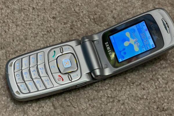 20 years ago, Samsung's button caused so much chaos that stores had to remove the batteries